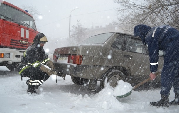 Спасатели освободили из снежных заносов более шести тысяч машин