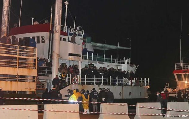  Корабль-призрак  с 450 беженцами прибыл в Италию