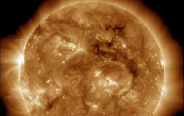 NASA показала величезну корональну діру на Сонці