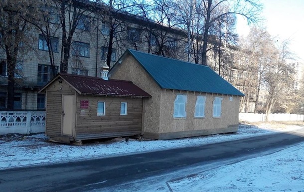 В Оболонском районе на тротуаре появилась незаконная церковь