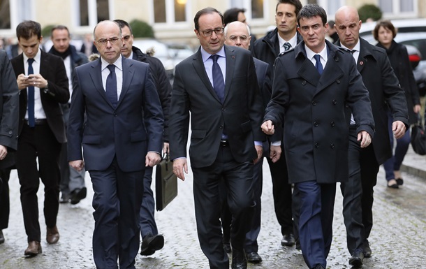 Президент Франції скликав екстрену нараду через терористів