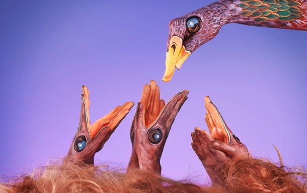 Британская боди-художница с помощью красок  превращает  людей в птиц