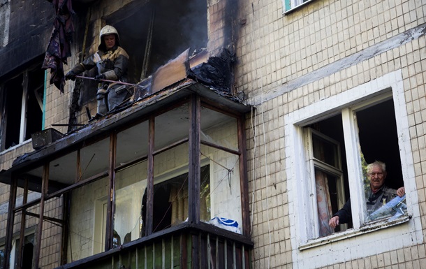 У Донецьку з ранку лунають залпи і вибухи, загинув мирний житель