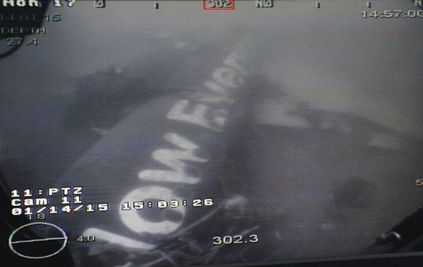Рятувальники спробують підняти з дна моря фюзеляж літака AirAsia