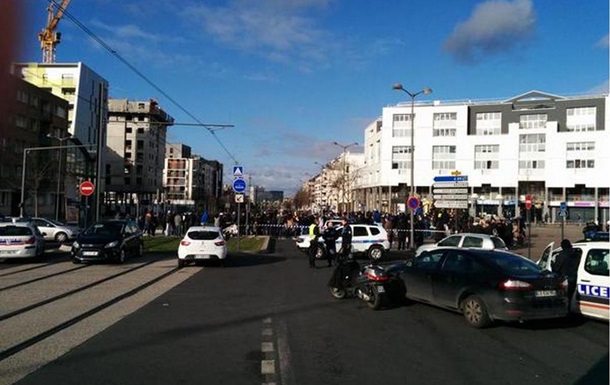 Под Парижем вооруженный мужчина захватил заложников на почте