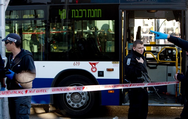 Преступник с ножом напал на пассажиров автобуса в Тель-Авиве