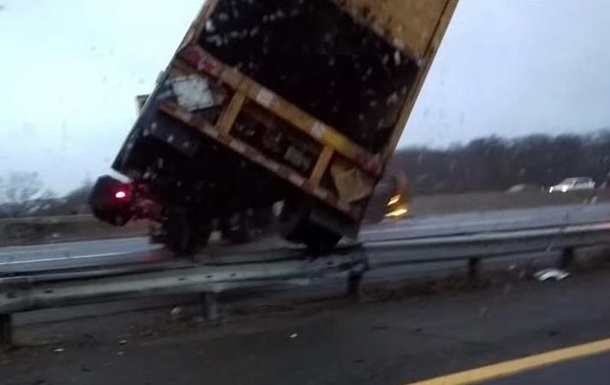Водій зняв подвійну аварію у США - відео  підірвало  YouTube
