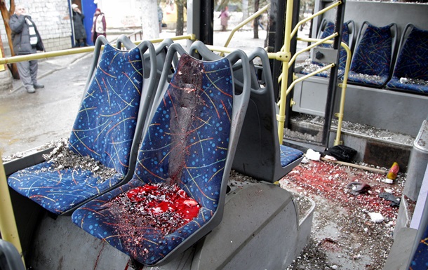 Обстріляна зупинка у Донецьку: фото з місця трагедії. 18+ 