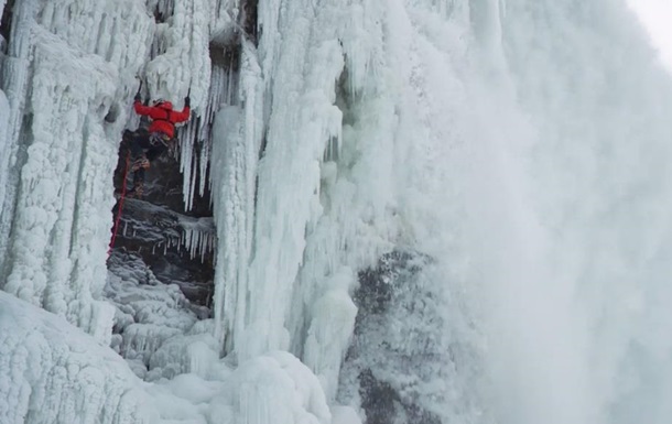 Альпініст вперше в історії підкорив замерзлий Ніагарський водоспад