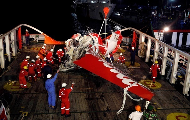СМИ: Капитан AirAsia покинул кресло пилота незадолго до крушения самолета