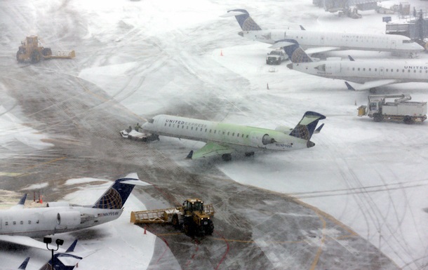 Из-за сильных снегопадов аэропорты США отменили почти три тысячи рейсов