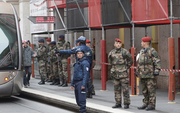 Франция: у здания еврейского центра на троих солдат напал мужчина с ножом