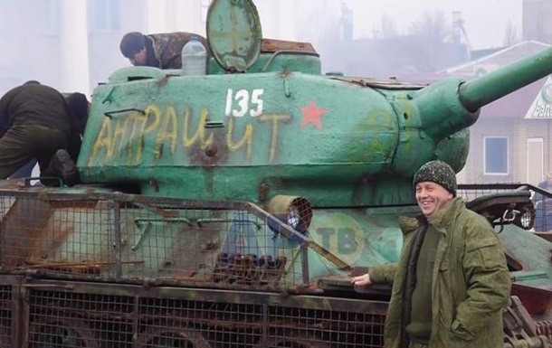 Сепаратисты сняли на видео, как ездят на советском танке-памятнике