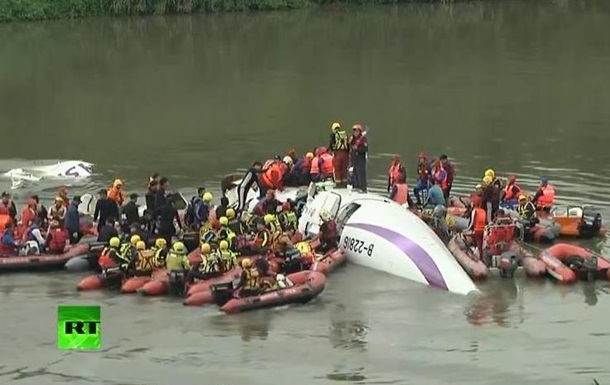 Рятувальна операція на місці авіакатастрофи на Тайвані: онлайн-трансляція
