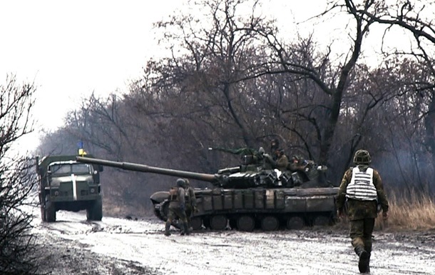 Обнародовано видео, как бойцы АТО убегали от собственного танка