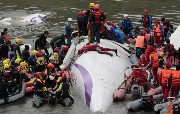 Кількість жертв авіакатастрофи на Тайвані зросла до 35 осіб