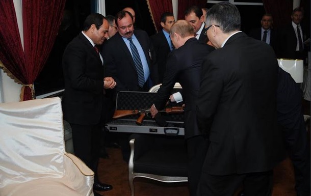 Путин подарил президенту Египта автомат Калашникова