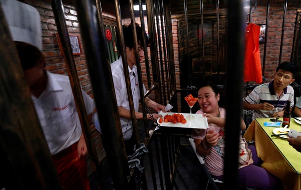 В пекинской тюрьме построили мини-город с метро, банками и кафе