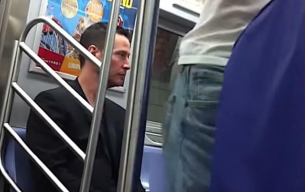 Вежливый Киану Ривз в метро стал героем YouTube