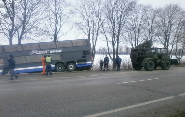 Под Киевом два автобуса с пассажирами съехали в кювет, есть пострадавшие