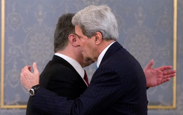 Порошенко обсудил с Керри ситуацию в Донбассе