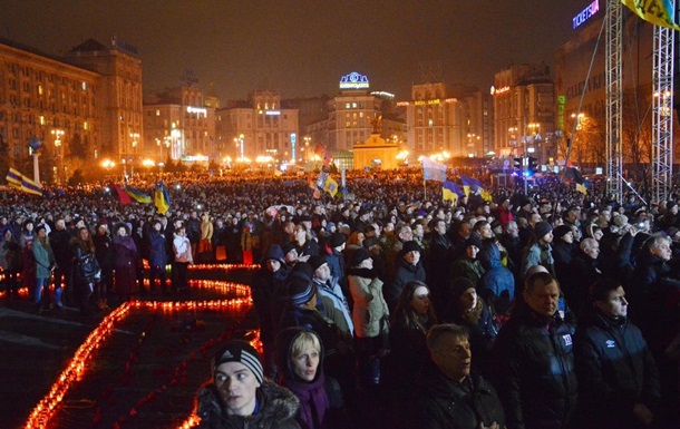 На годовщину Революции в центре Киева зажглись «Лучи Достоинства» ФОТО