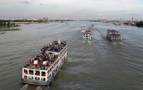 Пором із сотнями пасажирів затонув у Бангладеш