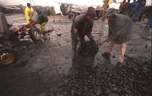 Все шахтеры спасены от огня на руднике в ЮАР