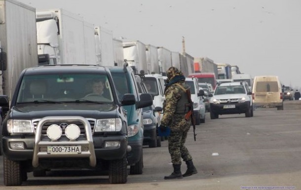 Между Крымом и Украиной собралась километровая очередь грузовиков