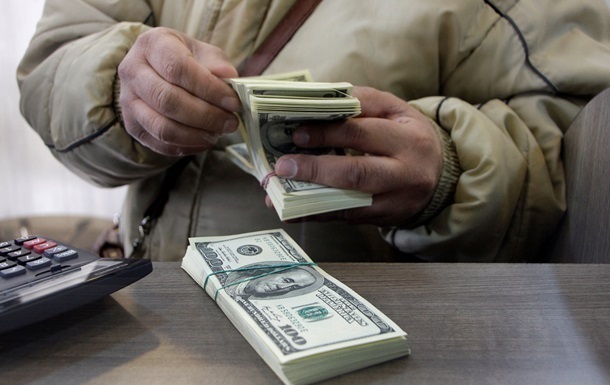 Долар дешевшає: українці масово здають валюту