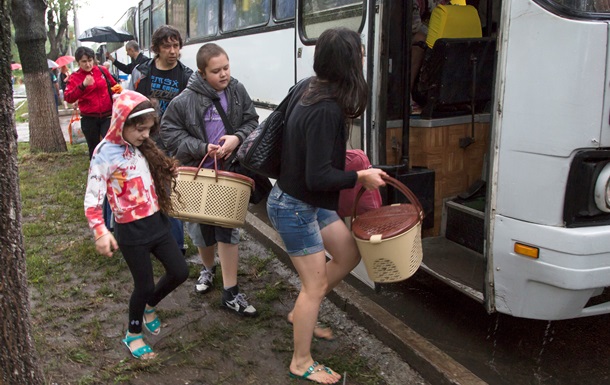 В Україні менше мільйона вимушених переселенців – Яценюк