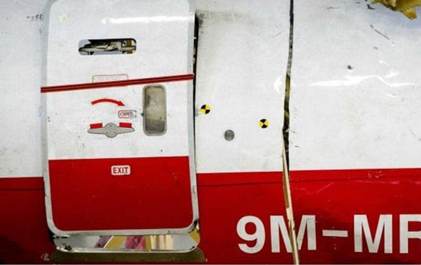 Родичам загиблих пасажирів MH17 показали уламки