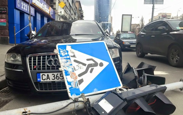 В центре Киева на автомобиль упал светофор