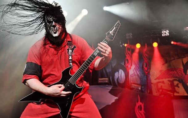 Гитариста Slipknot ударил ножом в затылок родной брат
