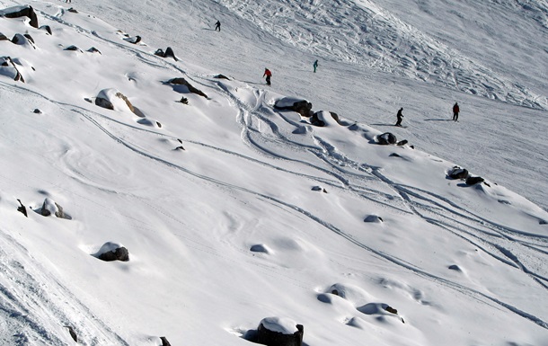В Альпах самолет при аварии задел лыжницу винтом