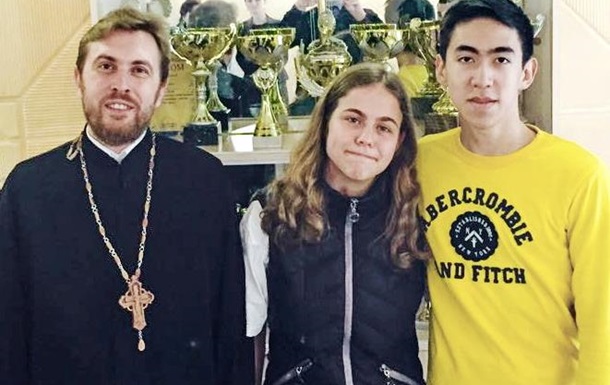 Херсонских чемпионов Украины по шахматам благословил священник – шахматист