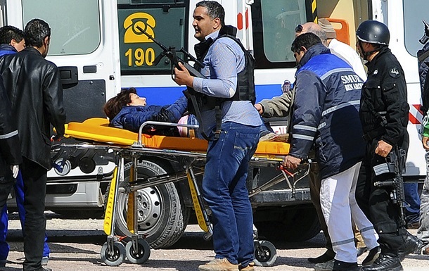 Кількість жертв нападу терористів у Тунісі збільшилася