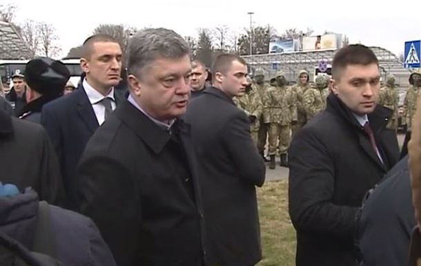 Порошенко на підвищених тонах поговорив зі звільненими працівниками Борисполя