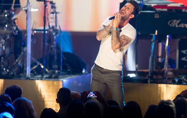 Соліст Maroon 5 травмував свою прихильницю мікрофоном