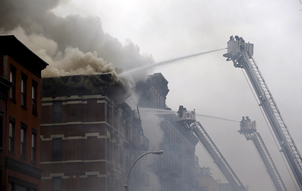 В центре Нью-Йорка рухнуло охваченное огнем здание