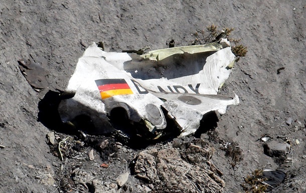 На місці авіакатастрофи в Альпах знайшли кілька сотень фрагментів тіл