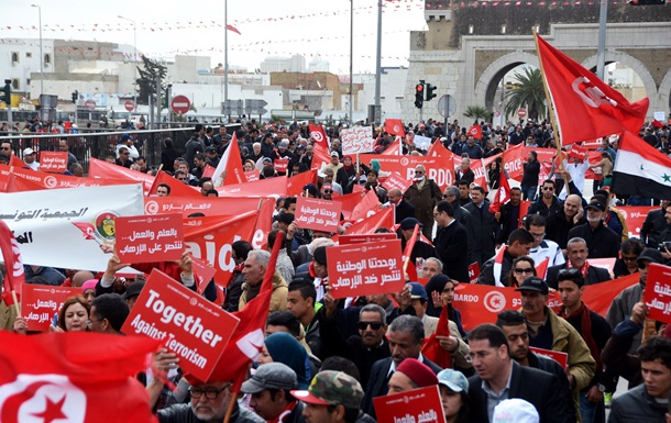 Десятки тысяч человек вышли на марш против терроризма в Тунисе