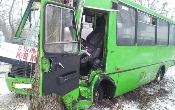 Під Харковом автобус з людьми врізався в дерево