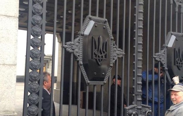 На воротах Рады появилcя герб Украины 