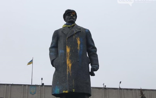 В Славянске пытались снести памятник Ленину