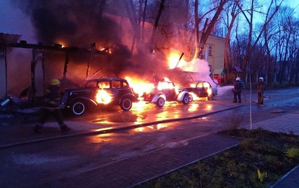 В Одесі згоріло кафе з ретро-автомобілями