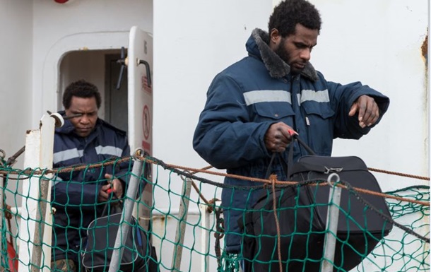 Иностранцев, спасшихся с затонувшего судна Дальний Восток, депортируют