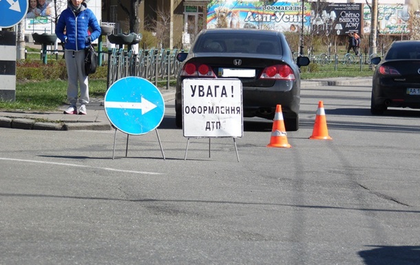В Киеве автомобиль сбил двух школьников на пешеходном переходе