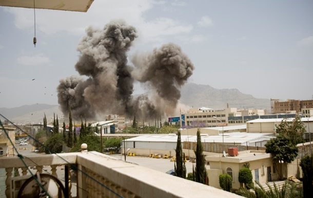 Аеропорт столиці Ємену охоплений вогнем після авіаударів