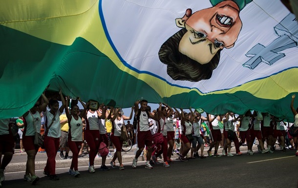 Сотни тысяч бразильцев протестовали против президента страны